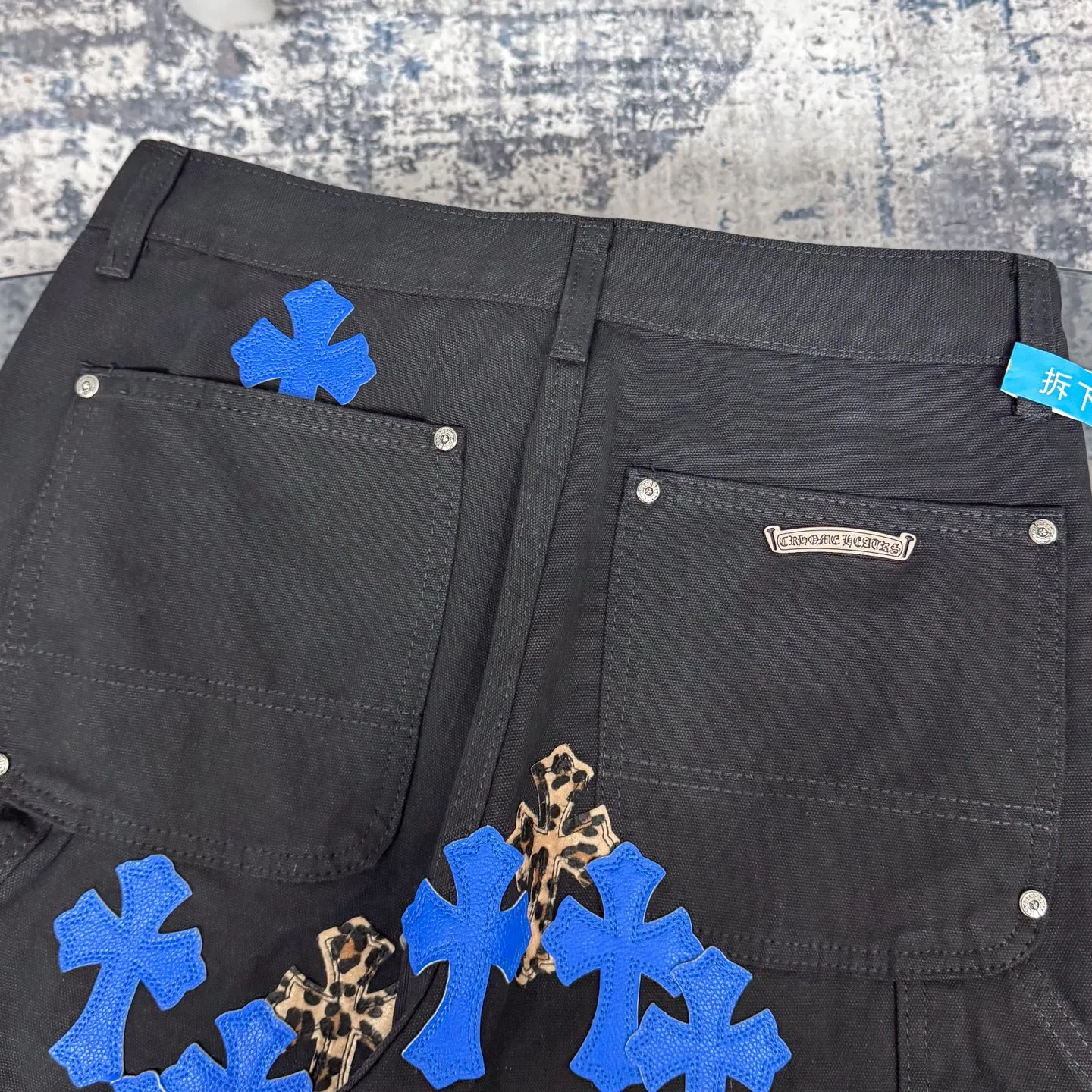 P280 𝐂𝐡𝐫𝐨𝐦𝐞 𝐇𝐞𝐚𝐫𝐭 Kroxin 25SS workwear logging Klein blue leather patchwork limited edition jeans. Kroxin’s pants are particularly outstanding in color design and stand out among similar products. It is made of beaded canvas fabric. After a complicated and delicate washing process, it feels very good when worn on the body and looks high-end and charming. The pants are three-dimensionally cut, with a crisp and stylish shape, smooth lines, and a high level of design. The hardware accessories on the pants are specially customized according to ZP standards. The beaded canvas fabric is originally thick, but after washing it becomes soft and breathable. The small leather label on the pants is specially designed, revealing unique creativity in a simple style. The production process is very exquisite, every stitching is neat and regular, and the details are handled particularly well, showing high quality. Moreover, these pants have a genderless design and can be easily worn by both boys and girls. They are perfectly in line with the current diverse and inclusive fashion trend and look good no matter how you wear them.  Size: S M L XL XXL (28.30.32.34.36) Color: Black